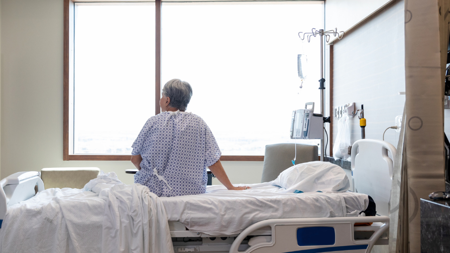 paciente en cama de hospital